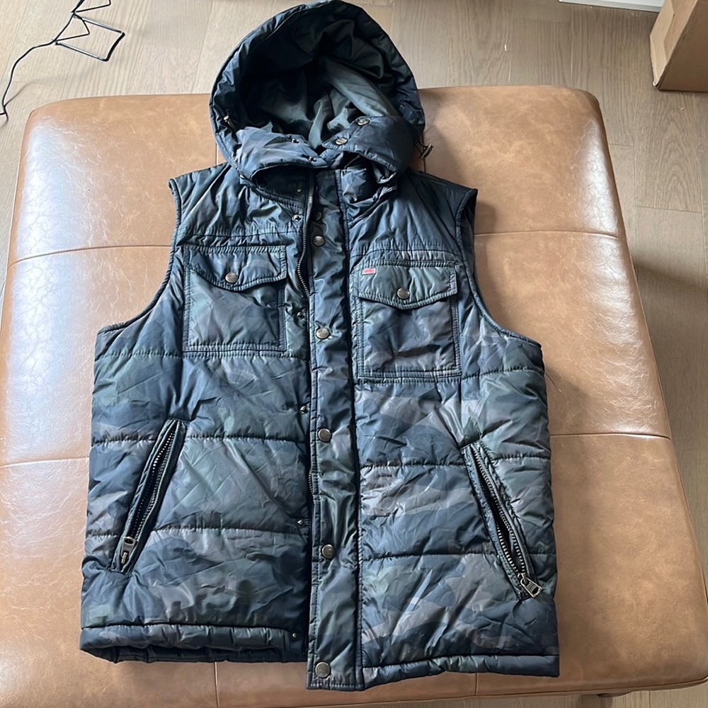Levi’s puffer vest camo great condition